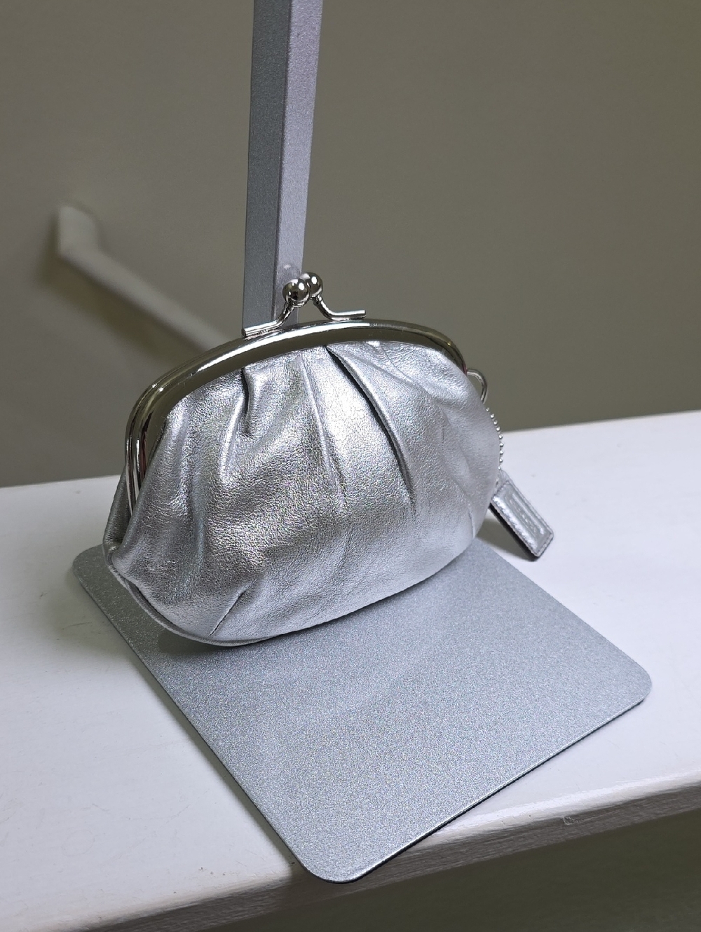 COACH Metallic Silver Leather Silvertone Framed Kisslock Coin Pouch EUC - Picture 2 of 13